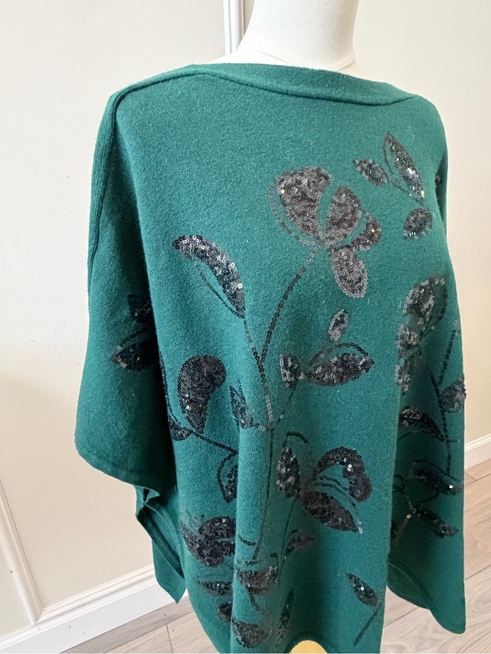 Anne Klein Emerald Green Sequin Floral Poncho Top - Picture 4 of 8